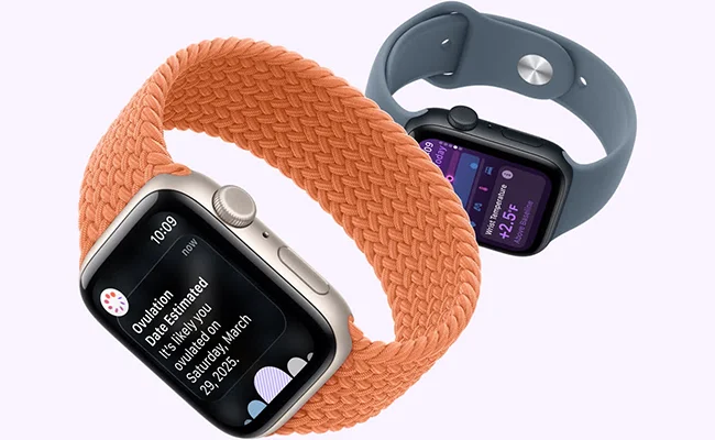 دو اپل واچ SE 3 با بند نارنجی و بنفش که هرکدام ویژگی&zwnj;های متفاوتی را روی صفحه نمایش می&zwnj;دهند.