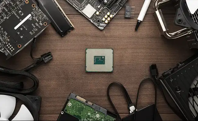 قطعات سیستم گیمینگ چیده شده دور یک پردازنده روی میز