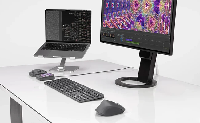 در این عکس ماوس MX مستر 4 Logitech در حال کار هم&zwnj;زمان با دو دستگاه مختلف نمایش داده شده است.