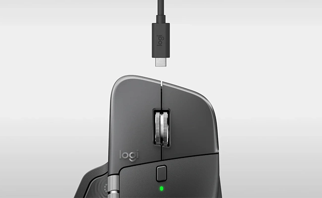 در این عکس ماوس ام ایکس مستر 4 Logitech و سیم شارژر نشان داده شده است.