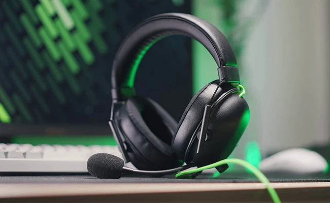 تصویر هدست گیمینگ ریزر مدل  blackshark v2 x روی میز