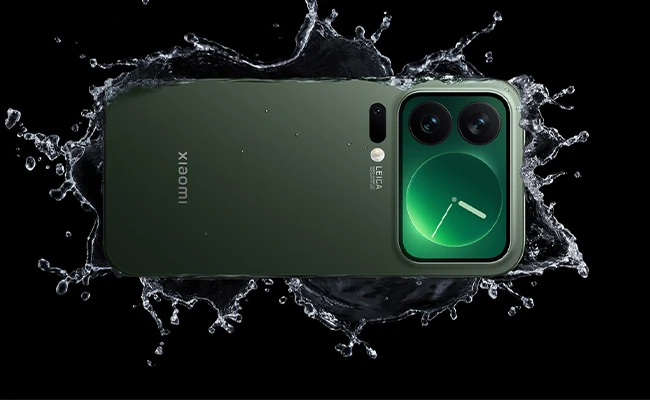 در این عکس موبایل Xiaomi 17 Pro به شکل شماتیک در بین آب نمایش داده شده است.