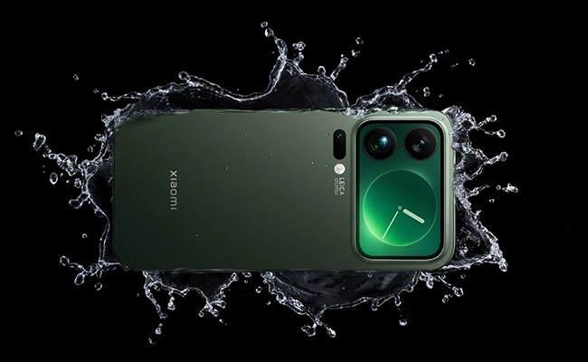 در این عکس گوشی Xiaomi 17 Pro Max در میان آب نمایش داده شده است.