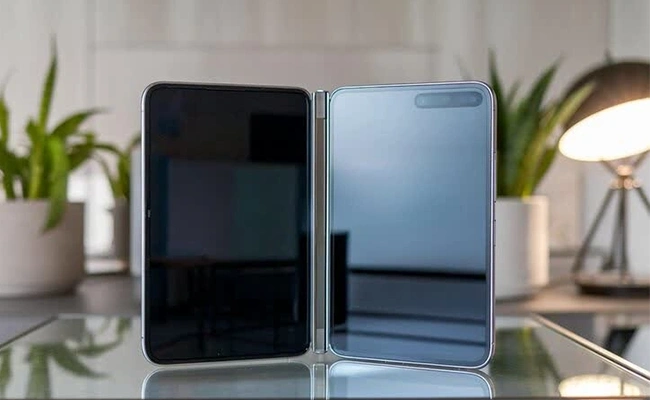 دو محصول  آیپد و تبلت سامسونگ در کنار هم روی یک میز