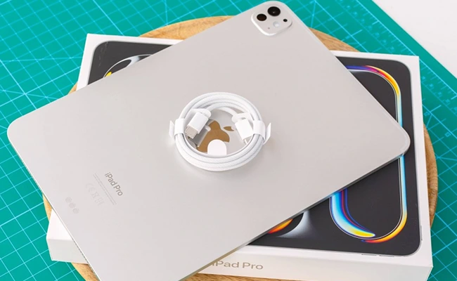 در این عکس جزئیات موجود در بسته‌بندی آیپد iPad Pro 2024 11 inch اپل نمایش داده شده است.