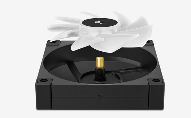 در این عکس یکی از فن‌های دیپ کول LT360 ARGB به صورت مجزا از محل قرارگیری نمایش داده شده است.