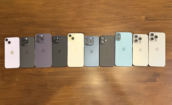 در این عکس نسخه‌های مختلف گوشی تلفن همراه آیفون در سه نسل مختلف نمایش داده شده است.