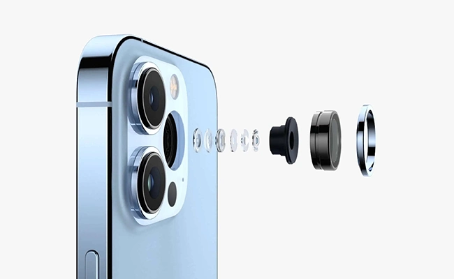 در این عکس یک گوشی تلفن آیفون نمایش داده شده است که اجزای یکی از لنزهای دوربین آن به شکل شماتیک دمونتاژ شده است.