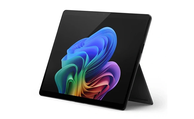 در این عکس یک تبلت 13 اینچی مایکروسافت مدل surface pro 11 snapdragon x elite oled ظرفیت 1 ترابایت و رم 32 گیگابایت نمایش داده شده است.