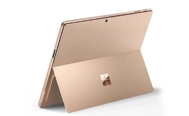 در این عکس یک تبلت سرفیس Pro 11-Snapdragon X Elite OLED مایکروسافت 1 ترابایت رم 32 گیگابایت از پشت و در حالت تکیه داده به پایه نمایش داده شده است.