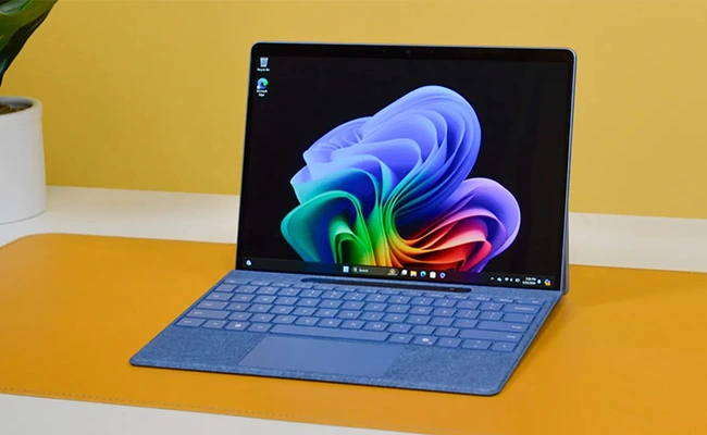 در این عکس یک تبلت Surface Pro 11-Snapdragon X Elite OLED مایکروسافت 1 ترابایت رم 32 گیگابایت نمایش داده شده است.