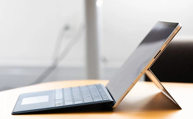 تبلت مایکروسافت پرو ۹ روی یک میز