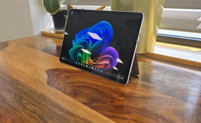 تبلت مایکروسافت سرفیس روی یک میز