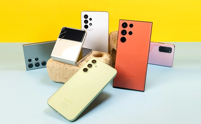 در این عکس بعضی از انواع گوشی موبایل سامسونگ از نمای پشتی نمایش داده شده است تا دوربین&zwnj;ها قابل دیدن باشد.