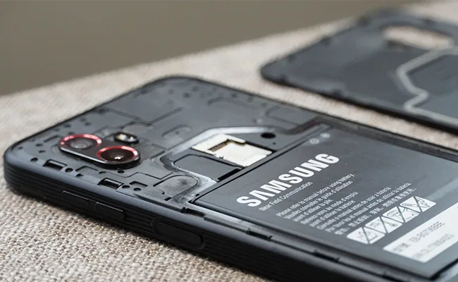 در این عکس باتری یک گوشی موبایل سامسونگ نمایش داده شده است.