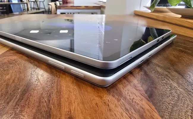 دو تبلت مایکروسافت Surface Go روی یک میز