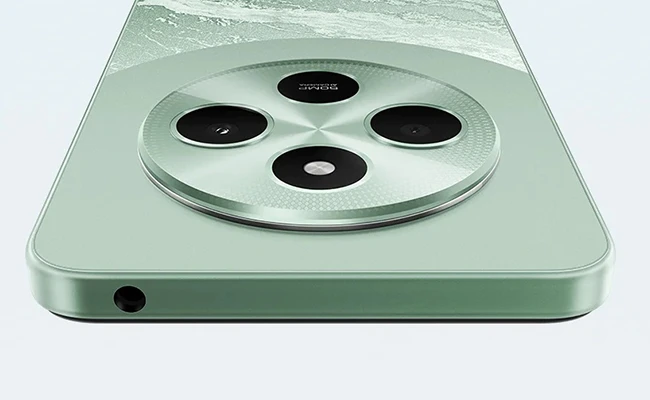 در این عکس دوربین شیائومی Poco C75 از نمای نزدیک نمایش داده شده است.