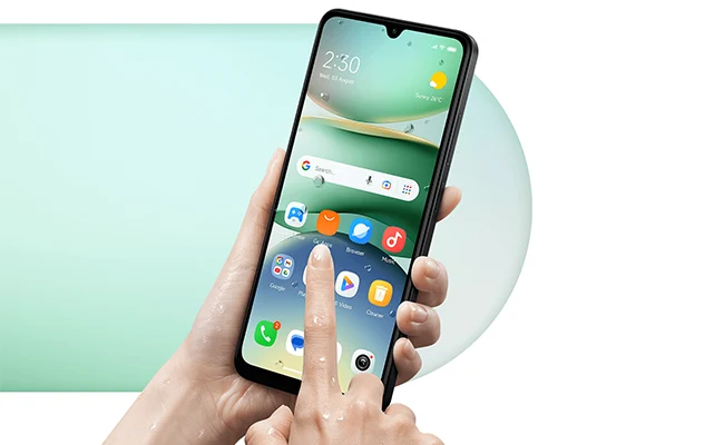 در این عکس یک نفر با دستان خیس در حال استفاده از گوشی شیائومی Redmi A5 4G ظرفیت 64 گیگابایت رم 3 گیگابایت نمایش داده شده است.
