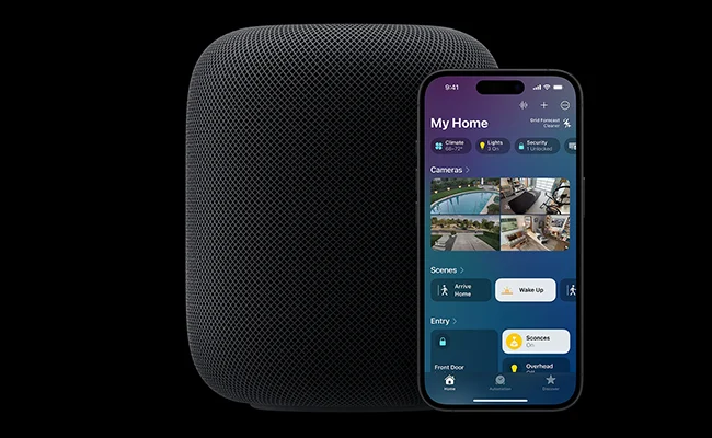در این عکس یک اسپیکر HomePod در کنار موبایلی با برنامه My Home نمایش داده شده است.