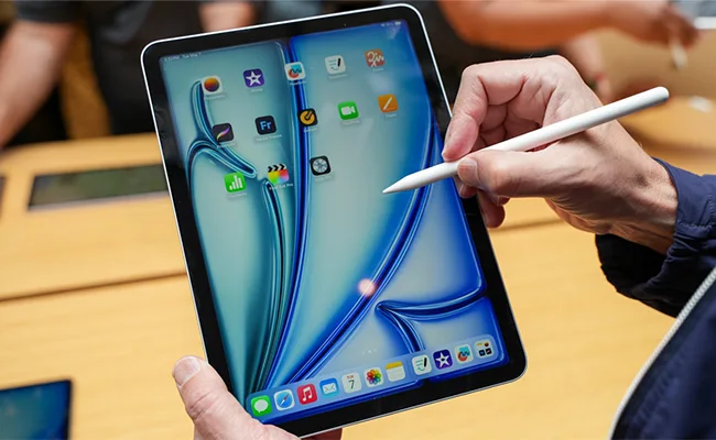 تصویر تبلت آیپد ایر ۲۰۲۵ ۱۱ اینچ ۱۲۸ در حال استفاده از قلم Apple Pencil Pro سفید 