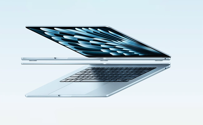 در این عکس دو لپتاپ اپل ایر در حالت نیمه باز نمایش داده شده است.