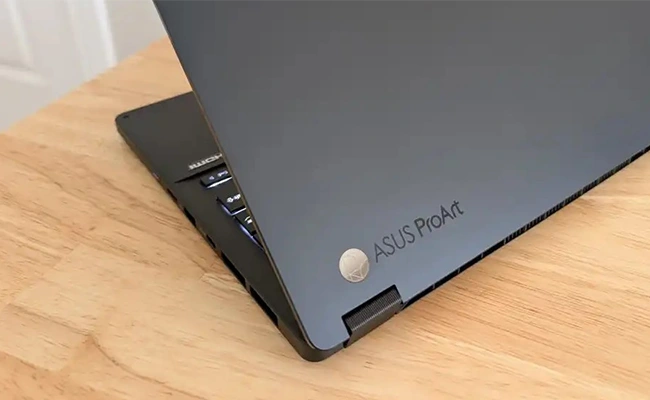 در این تصویر عکس لپ تاپ ایسوس پروآرت از قسمت پشتی در ناحیه قرارگیری لوگو نمایش داده شده است.