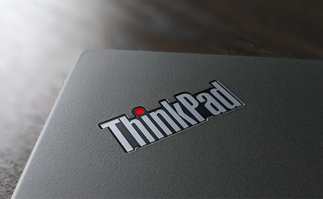 در این عکس لوگوی لپ تاپ Lenovo مدل ThinkPad بر روی در لپ تاپ نمایش داده شده است.