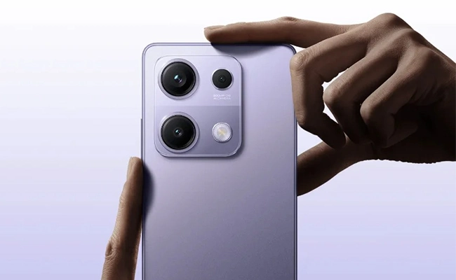 تصویر گوشی شیائومی redmi note 14s ظرفیت ۵۱۲ گیگابایت در دست یک فرد