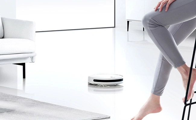 تصویر جاروی رباتیک در حال جارو کردن خانه