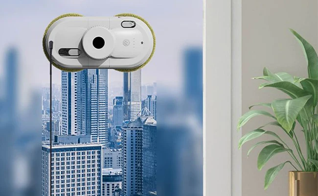 عکس  یک شیشه شور رباتیک در حال شستشوی شیشه