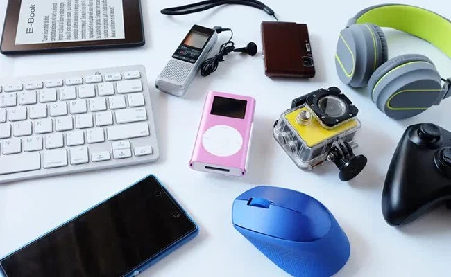 گجت&zwnj;های هوشمند کنار کیبورد، موس و گوشی روی میز