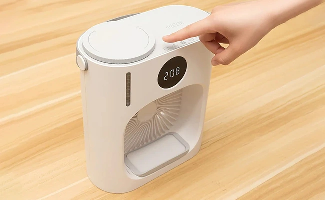 در این عکس فردی با اشاره انگشت مخزن آب پنکه رومیزی شیائومی Xiaomi Lydsto CL08 را نشان می‌دهد.