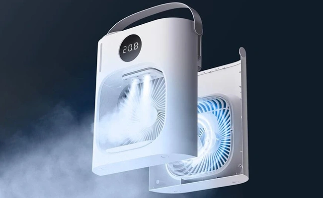 در این عکس یک پنکه رومیزی شیائومی مدل Xiaomi Lydsto cl08 به صورت برش خورده از ناحیه میانی به همراه بخار بیرون آمده از خروجی مه نمایش داده شده است.