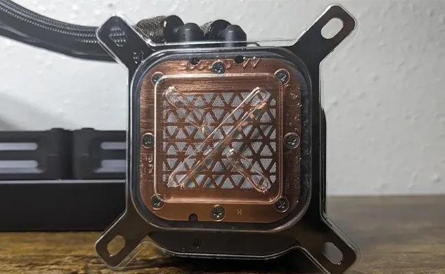 در این عکس پایه مسی سیستم خنک کننده مایع پردازنده کورسیر iCUE LINK H150i RGB (آبی) نمایش داده شده است.