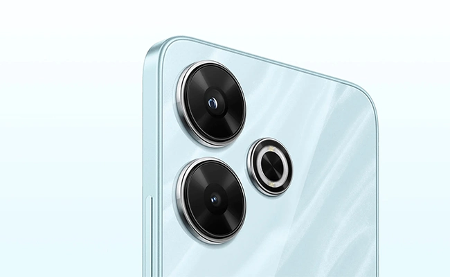 در این عکس دوربین پشتی گوشی موبایل شیائومی مدل Redmi 13 از نمای نزدیک نمایش داده شده است.