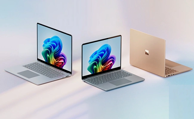 در این عکس سه مدل از انواع لپ تاپ مایکروسافت نمایش داده شده است.