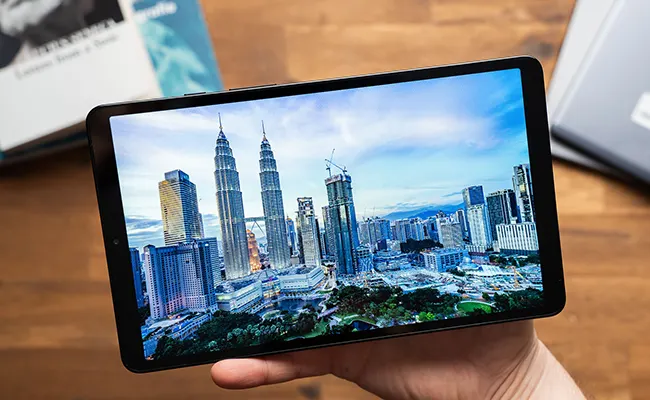 تبلت سامسونگ Galaxy Tab A9 8.7 LTE SM-X115 با ظرفیت ۱۲۸ گیگابایت در دست فردی با نمای نمایشگر روشن