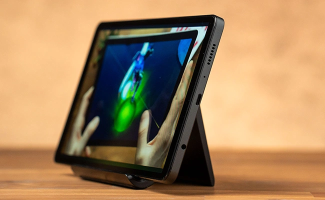 تبلت سامسونگ Galaxy Tab A9 8.7 LTE SM-X115 با ظرفیت ۱۲۸ گیگابایت قرار گرفته روی میز