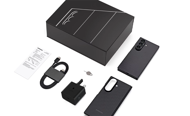 در این عکس محتویات درون بسته&zwnj;بندی گوشی موبایل سامسونگ Galaxy Z TriFold نمایش داده شده است.