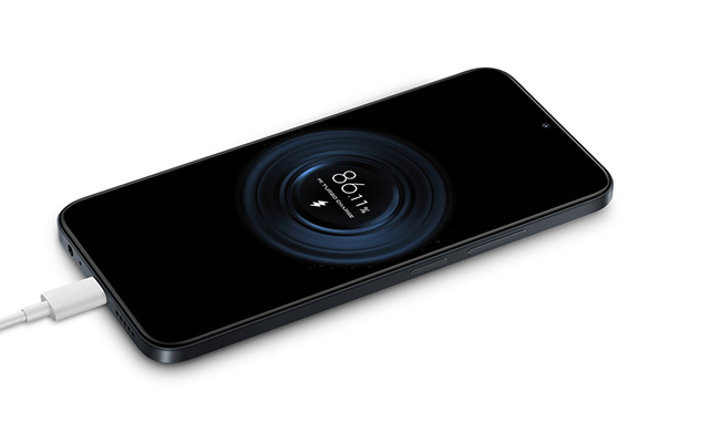 در این عکس گوشی موبایل شیائومی Redmi 15C در حال توربو شارژ نمایش داده شده است.
