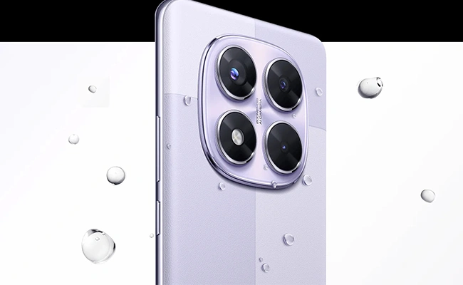 در این عکس یک گوشی موبایل شیائومی مدل Redmi Note 14 Pro 5G به صورت شماتیک در بین قطرات آب نمایش داده شده است.
