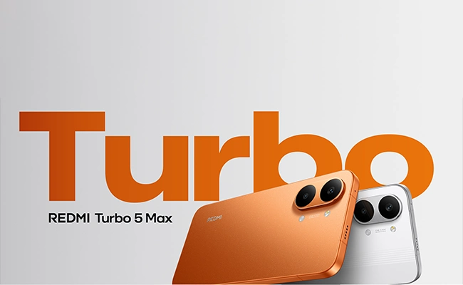 در این عکس دو گوشی موبایل شیائومی Redmi Turbo 5 Max در رنگ&zwnj;های سفید و نارنجی نمایش داده شده و در پشت آن کلمه Turbo نوشته شده است.
