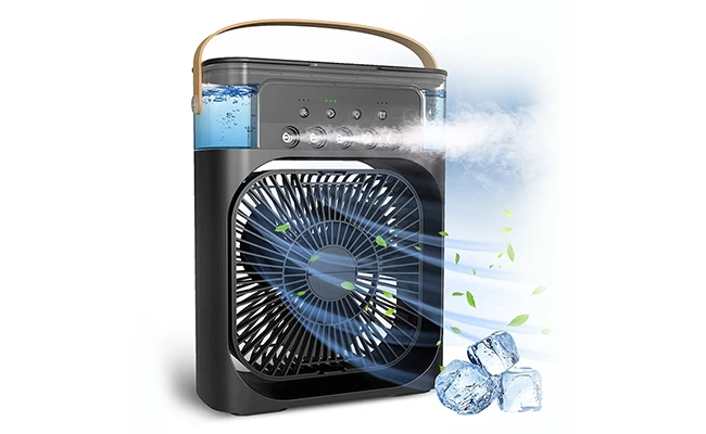 فن رومیزی مه&zwnj;پاش Air Cooler با مخزن آب ۶۰۰ میلی&zwnj;لیتری و چند تکه یخ کنارش