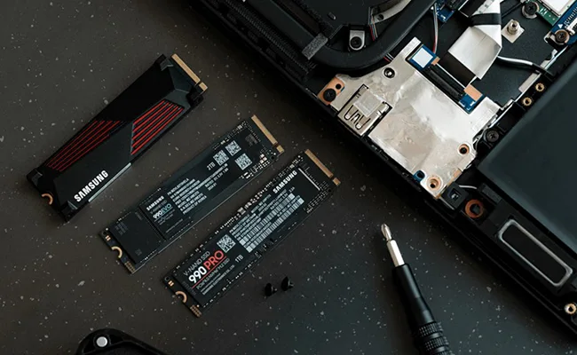 حافظه SSD NVMe M.2 در کنار لپ&zwnj;تاپ